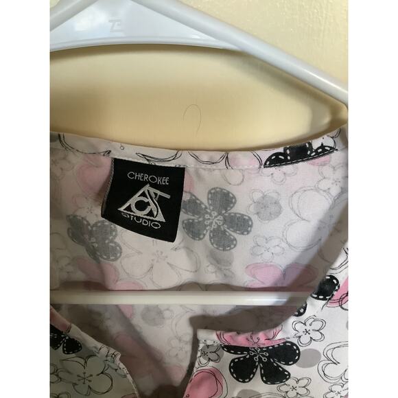 Cherokee Studio M scrub top White, Black and pink floral - Picture 2 of 3